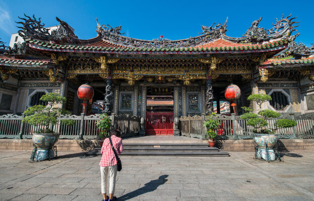 lungshan temple in taiwan